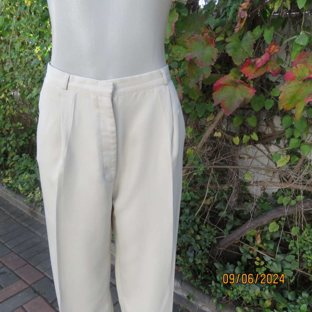 Fabulous beige pants in poly/viscose blend size 40 by MERIEN HALL. Pleated front. Side pockets.