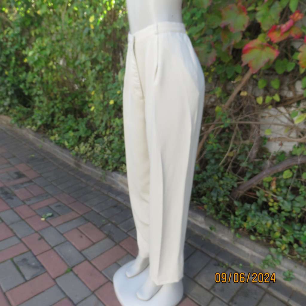 Fabulous beige pants in poly/viscose blend size 40 by MERIEN HALL. Pleated front. Side pockets.