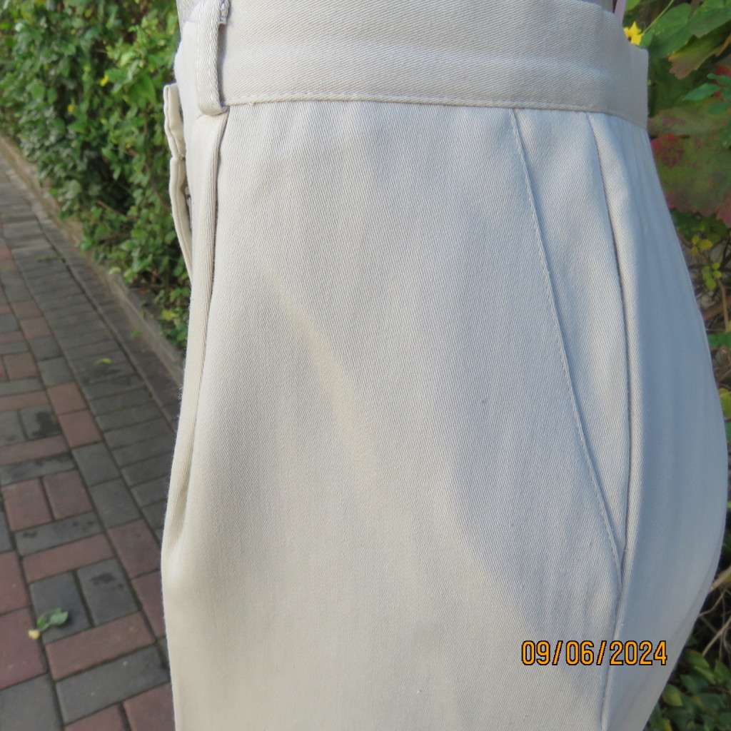 Fabulous beige pants in poly/viscose blend size 40 by MERIEN HALL. Pleated front. Side pockets.