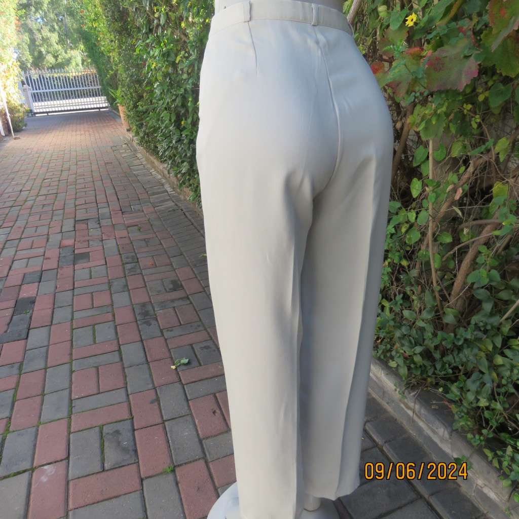 Fabulous beige pants in poly/viscose blend size 40 by MERIEN HALL. Pleated front. Side pockets.