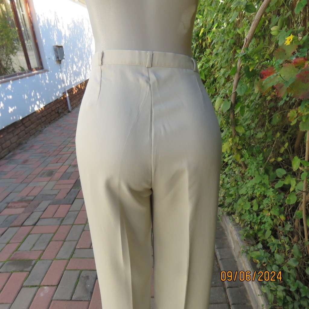 Fabulous beige pants in poly/viscose blend size 40 by MERIEN HALL. Pleated front. Side pockets.