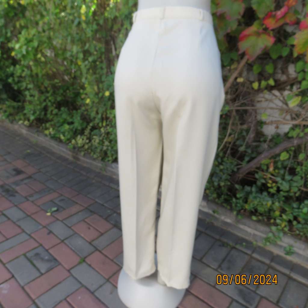 Fabulous beige pants in poly/viscose blend size 40 by MERIEN HALL. Pleated front. Side pockets.