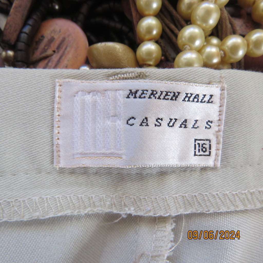Fabulous beige pants in poly/viscose blend size 40 by MERIEN HALL. Pleated front. Side pockets.