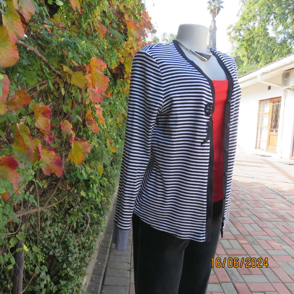 Versatile black/white horizontal striped 100% cotton knit cardigan.Size 38 WOOLWORTHS. Long sleeves.