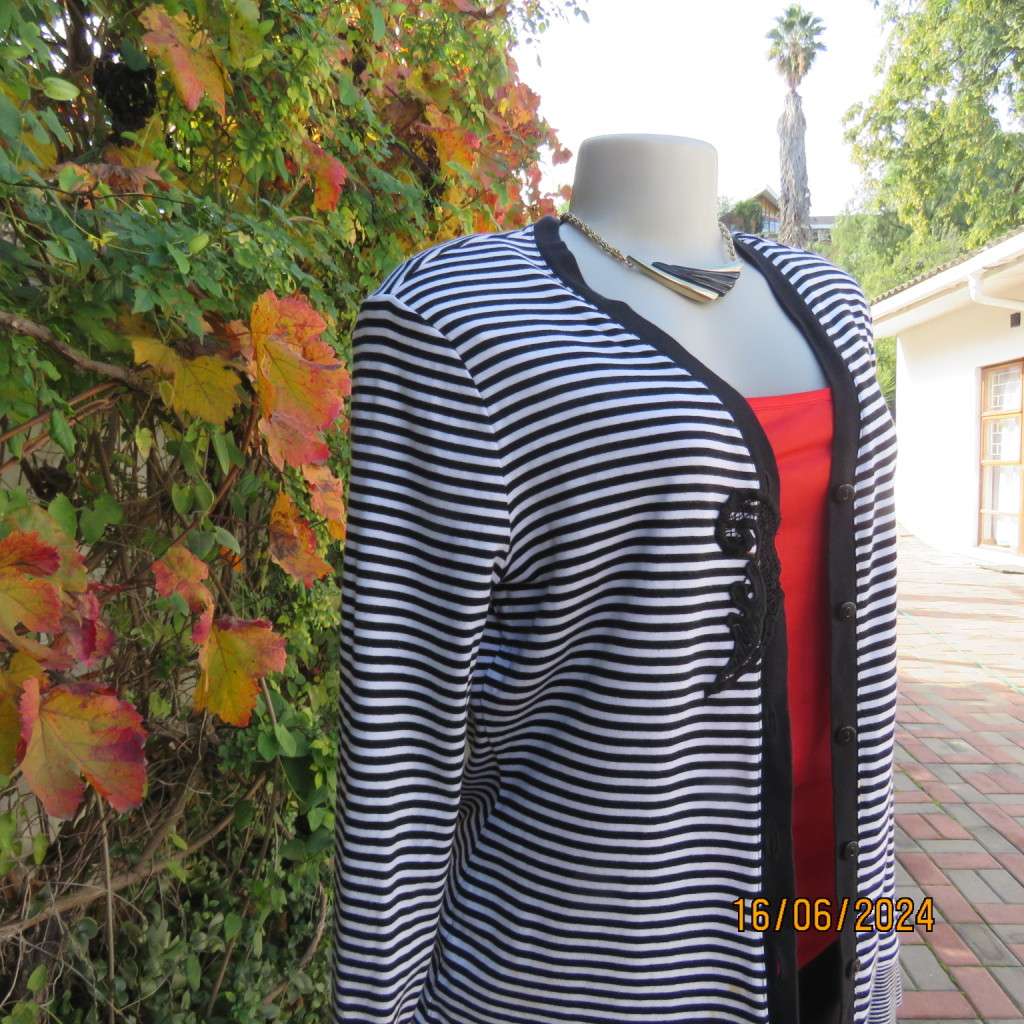 Versatile black/white horizontal striped 100% cotton knit cardigan.Size 38 WOOLWORTHS. Long sleeves.