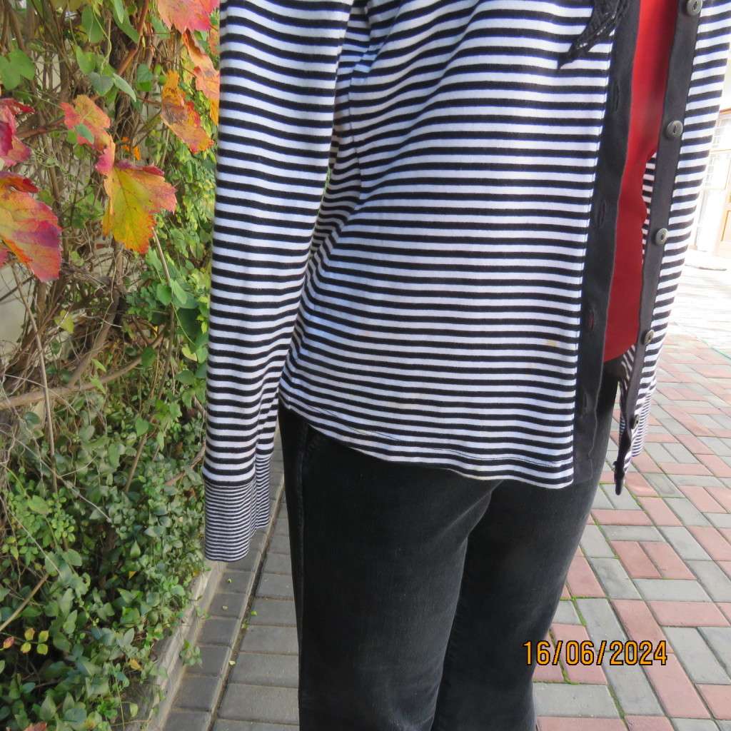 Versatile black/white horizontal striped 100% cotton knit cardigan.Size 38 WOOLWORTHS. Long sleeves.