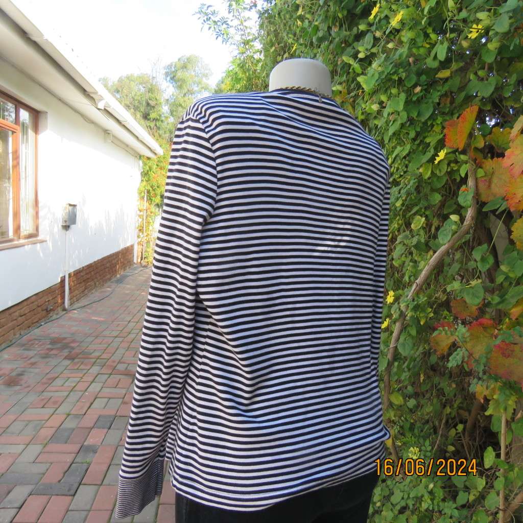 Versatile black/white horizontal striped 100% cotton knit cardigan.Size 38 WOOLWORTHS. Long sleeves.