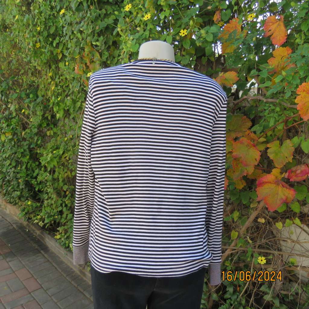 Versatile black/white horizontal striped 100% cotton knit cardigan.Size 38 WOOLWORTHS. Long sleeves.