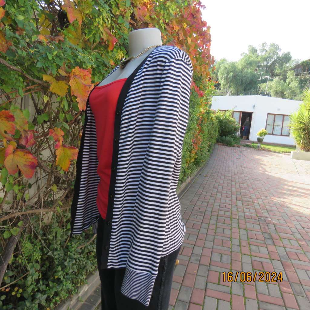 Versatile black/white horizontal striped 100% cotton knit cardigan.Size 38 WOOLWORTHS. Long sleeves.