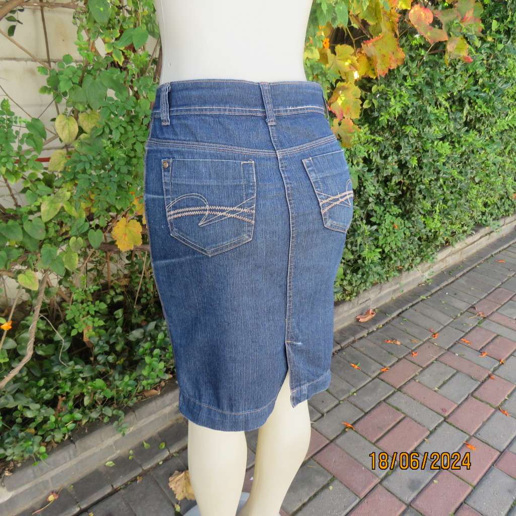 Bodycon blue denim jean skirt by NEWS size 32. In polycotton stretch. Pockets front/back. As new