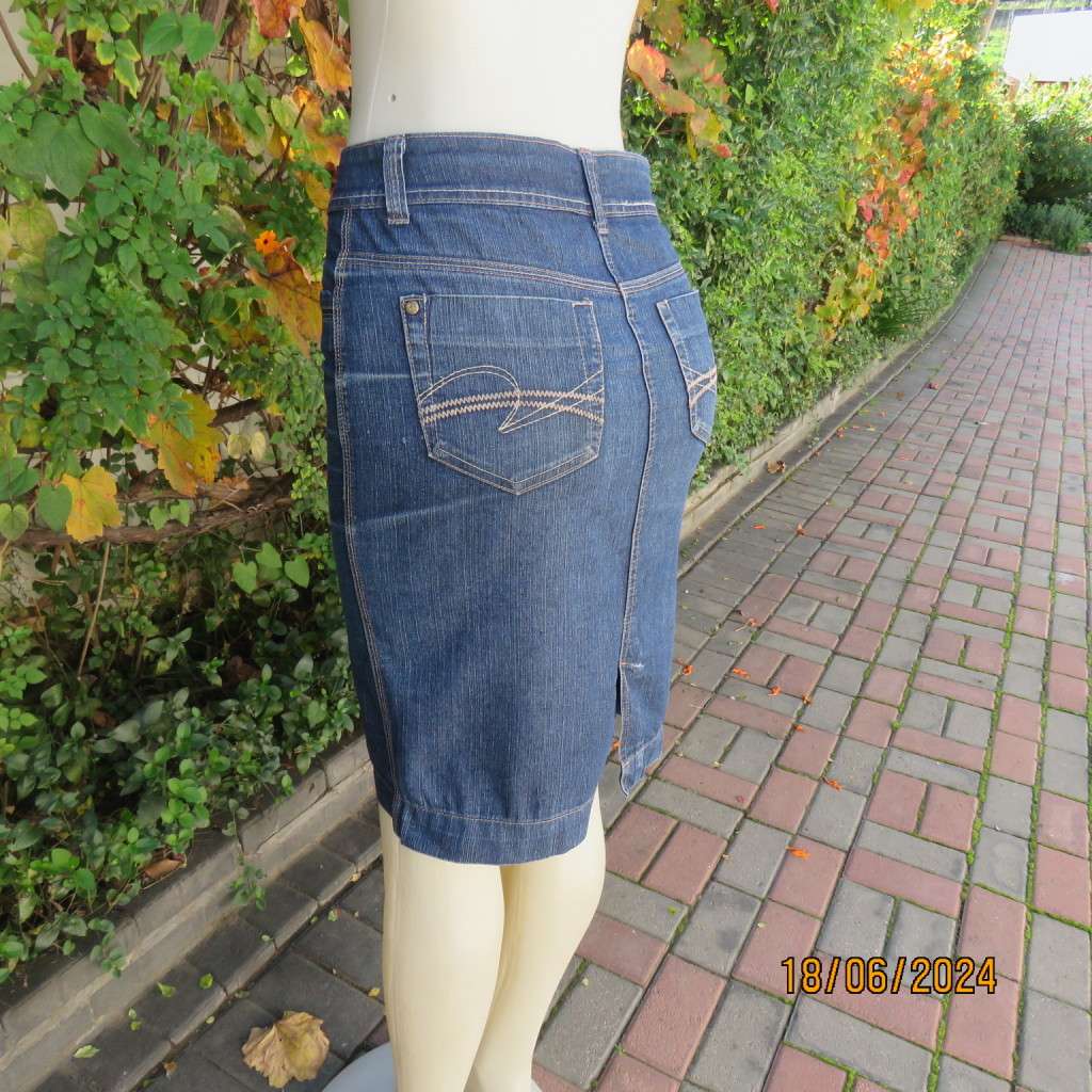Bodycon blue denim jean skirt by NEWS size 32. In polycotton stretch. Pockets front/back. As new