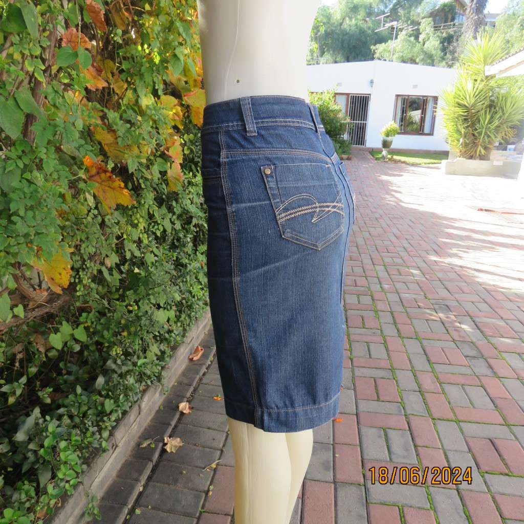 Bodycon blue denim jean skirt by NEWS size 32. In polycotton stretch. Pockets front/back. As new