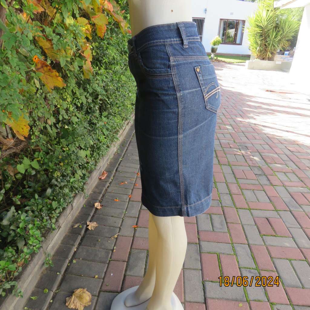 Bodycon blue denim jean skirt by NEWS size 32. In polycotton stretch. Pockets front/back. As new