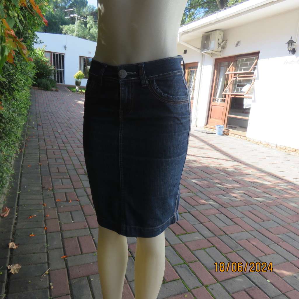 Bodycon blue denim jean skirt by NEWS size 32. In polycotton stretch. Pockets front/back. As new