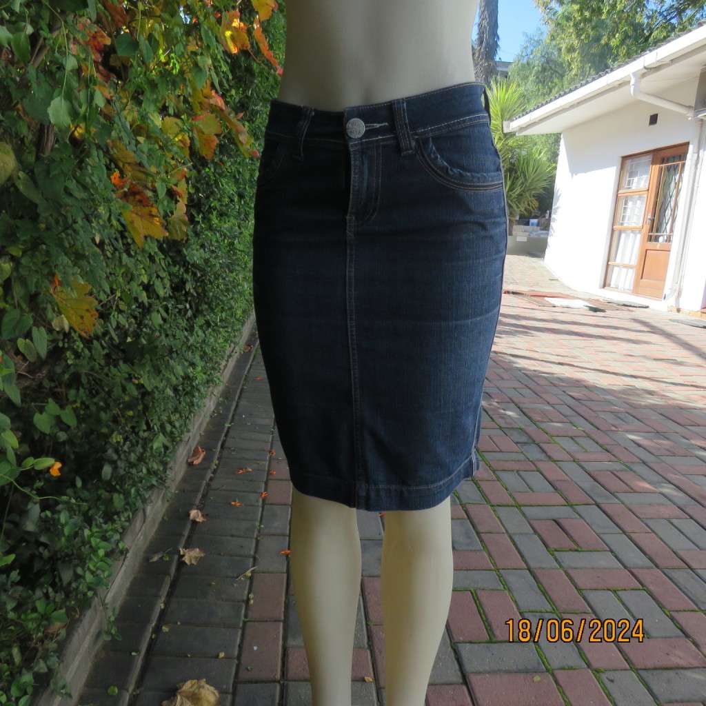 Bodycon blue denim jean skirt by NEWS size 32. In polycotton stretch. Pockets front/back. As new