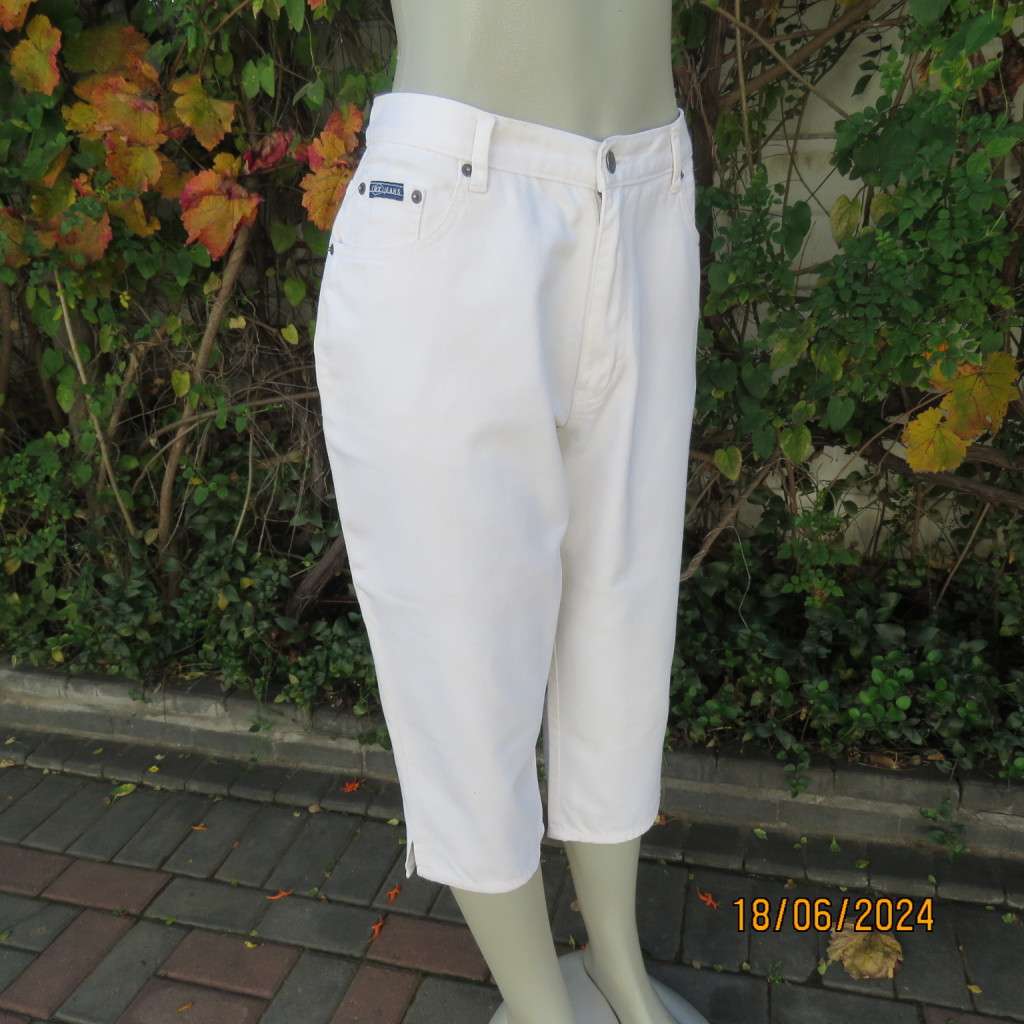 White 100% heavy cotton capri style cropped pants size 40 by RT DENIM. Pockets b/f. Brand new cond