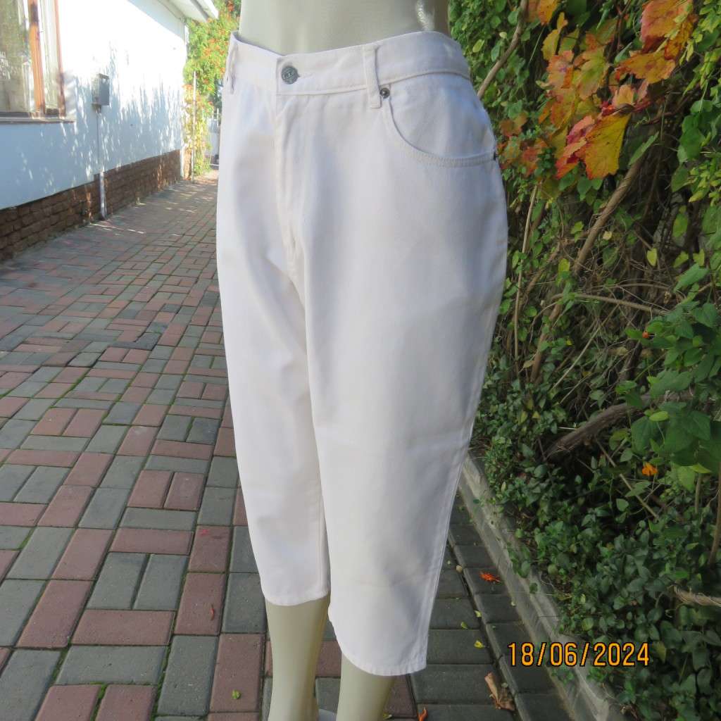 White 100% heavy cotton capri style cropped pants size 40 by RT DENIM. Pockets b/f. Brand new cond