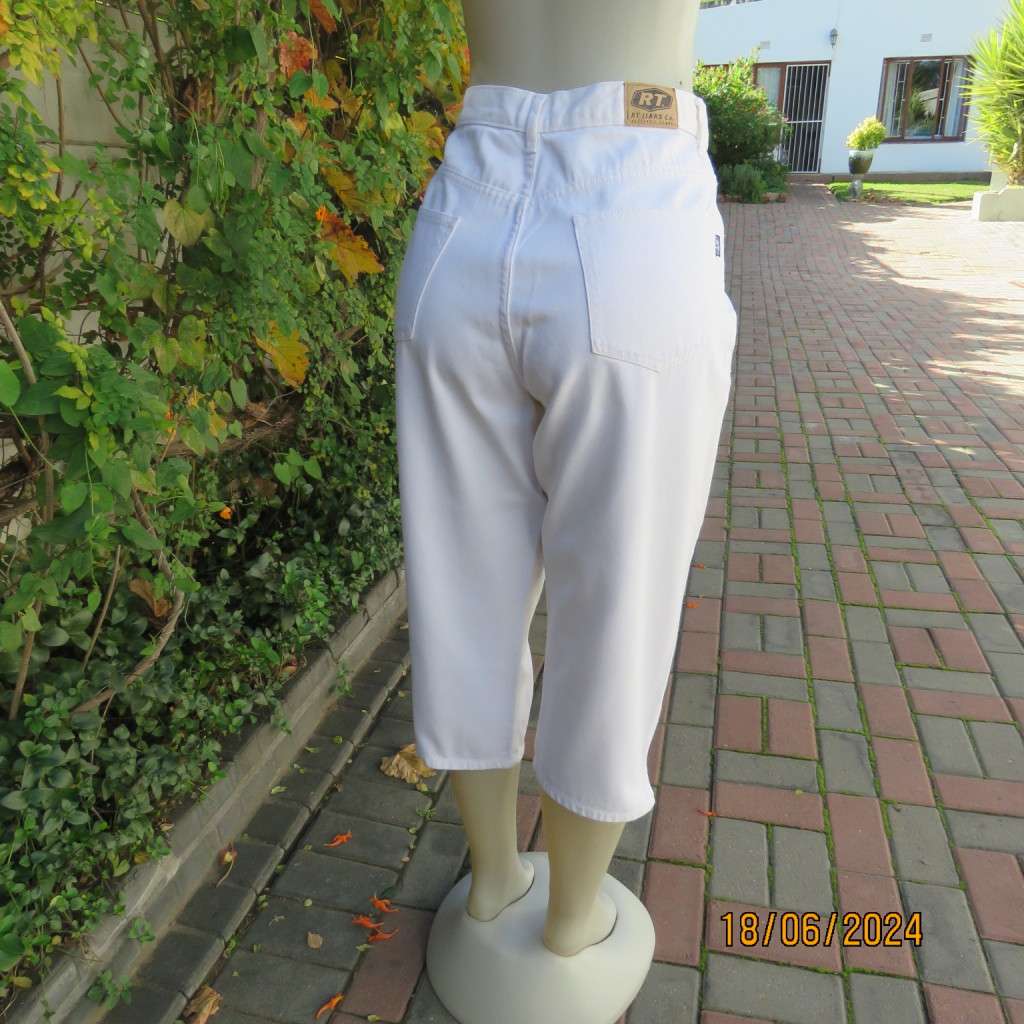White 100% heavy cotton capri style cropped pants size 40 by RT DENIM. Pockets b/f. Brand new cond