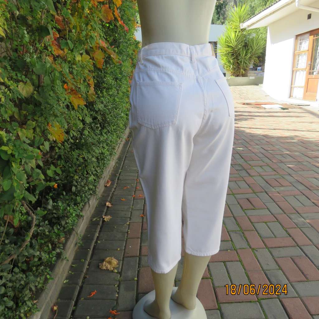 White 100% heavy cotton capri style cropped pants size 40 by RT DENIM. Pockets b/f. Brand new cond
