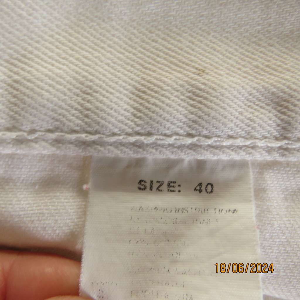 White 100% heavy cotton capri style cropped pants size 40 by RT DENIM. Pockets b/f. Brand new cond