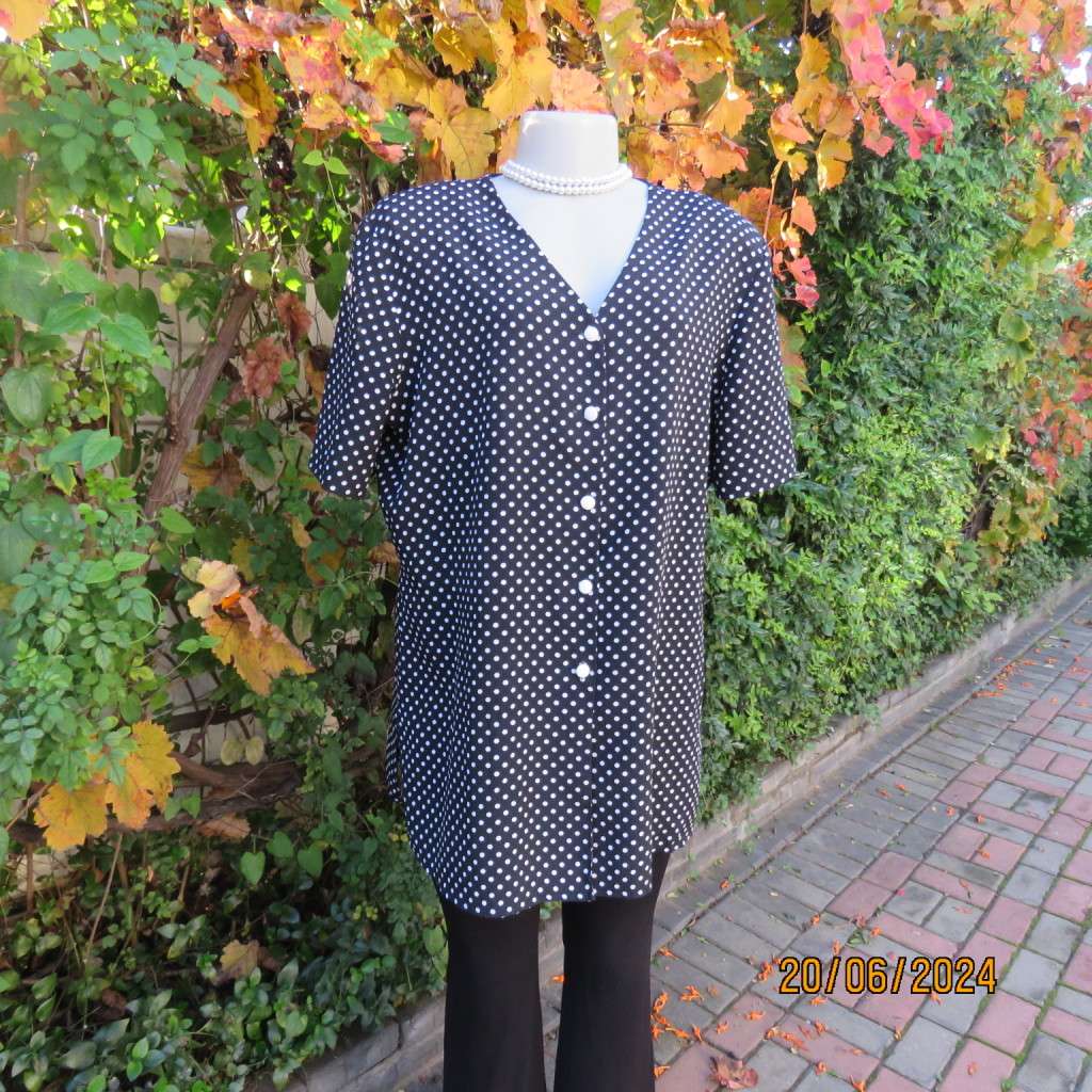 Beautiful versatile black/white polka dot textured polyester short sleeve top V neck.Size 42.New con