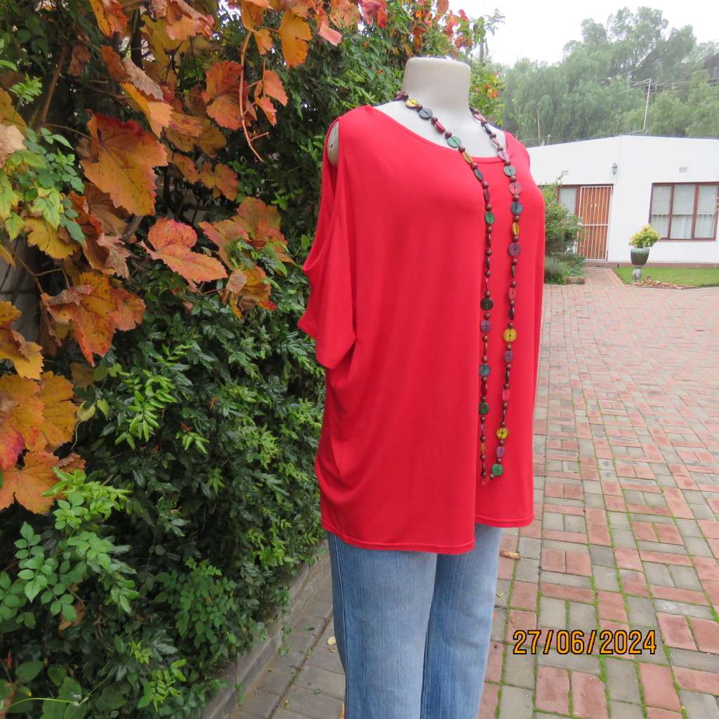 Fired up in red! Naked shoulder slip over viscose stretch top. Short cut-on sleeves.Size 42.As new.