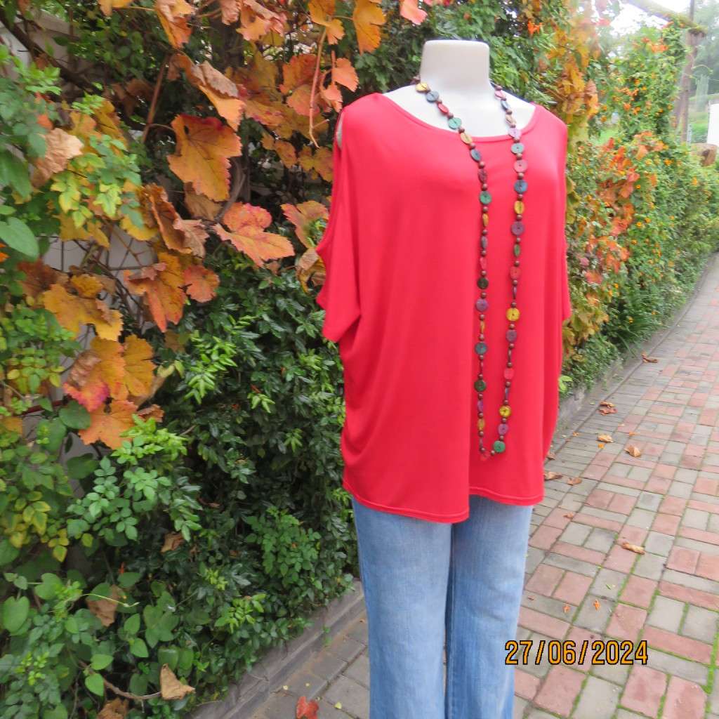Fired up in red! Naked shoulder slip over viscose stretch top. Short cut-on sleeves.Size 42.As new.