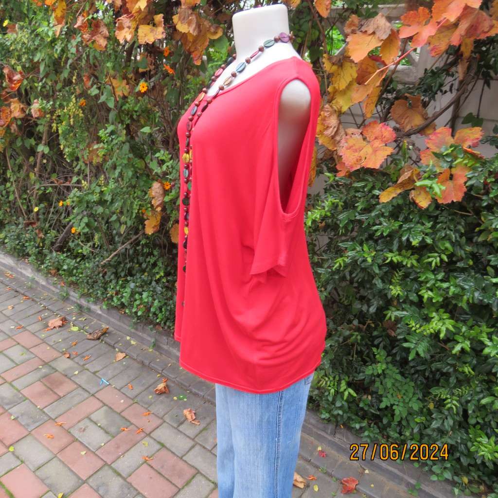 Fired up in red! Naked shoulder slip over viscose stretch top. Short cut-on sleeves.Size 42.As new.