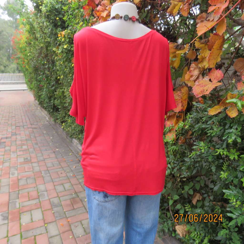 Fired up in red! Naked shoulder slip over viscose stretch top. Short cut-on sleeves.Size 42.As new.