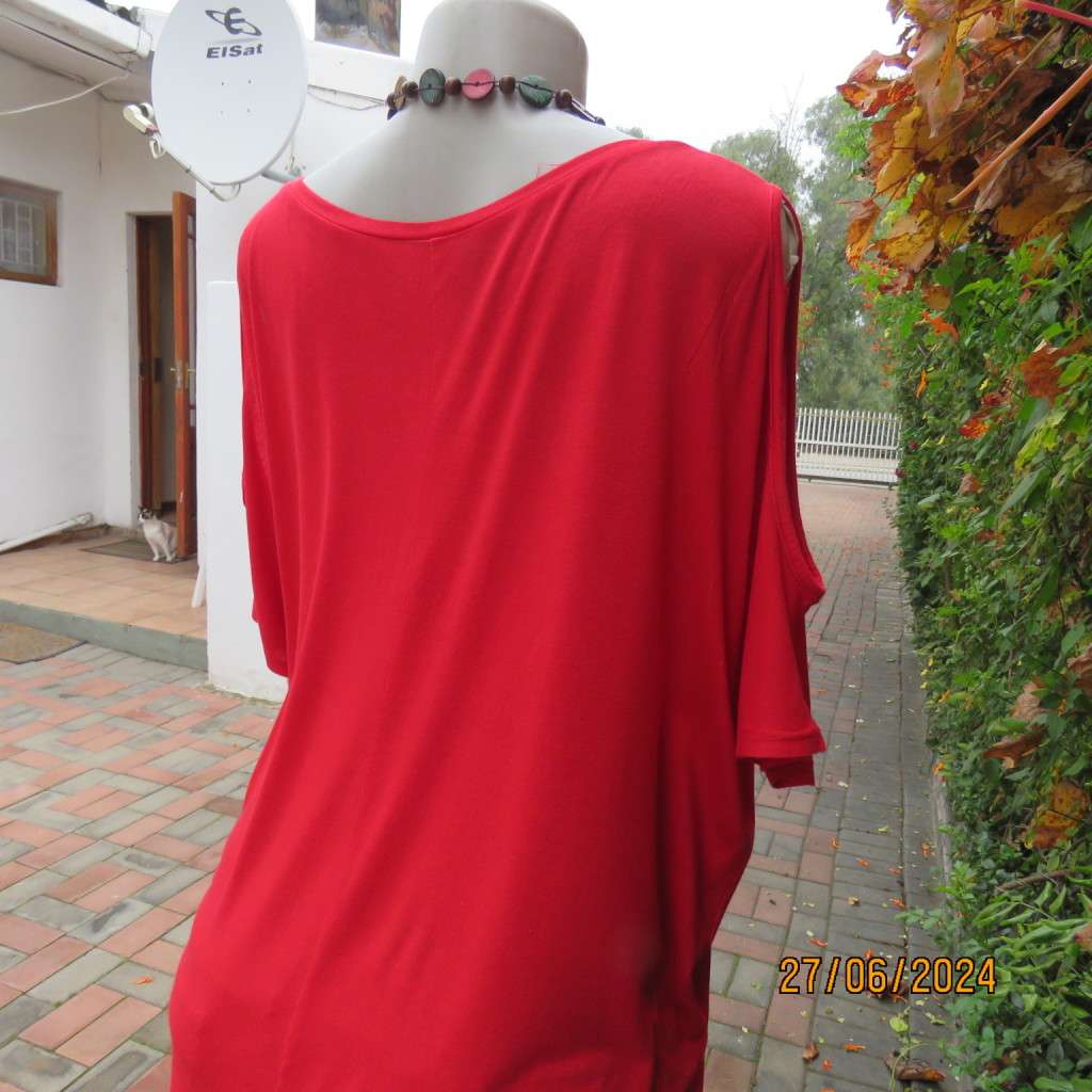 Fired up in red! Naked shoulder slip over viscose stretch top. Short cut-on sleeves.Size 42.As new.