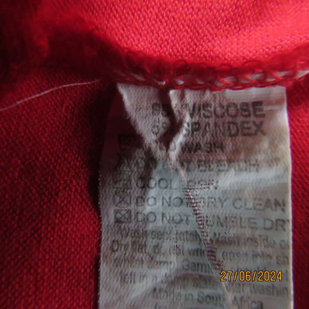 Fired up in red! Naked shoulder slip over viscose stretch top. Short cut-on sleeves.Size 42.As new.