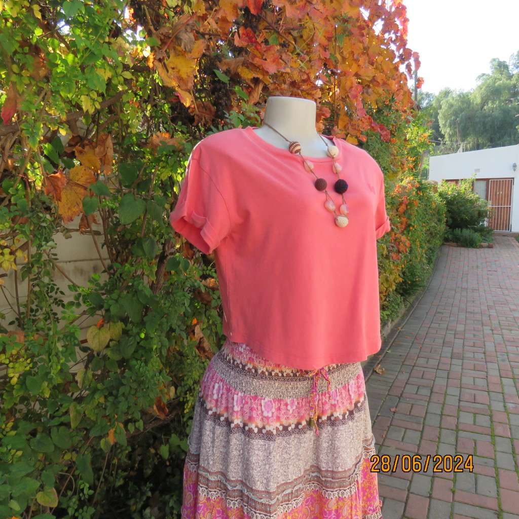 Cute crimson cropped top with capped sleeves in cotton stretch by FACTORIE. Size 36. Slip over.