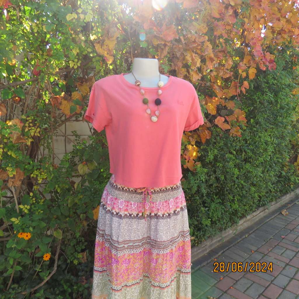 Cute crimson cropped top with capped sleeves in cotton stretch by FACTORIE. Size 36. Slip over.