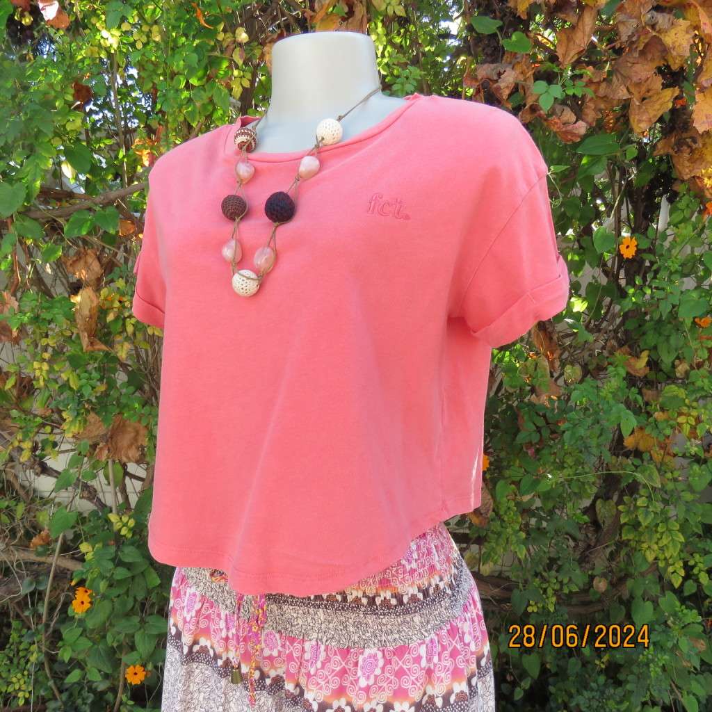 Cute crimson cropped top with capped sleeves in cotton stretch by FACTORIE. Size 36. Slip over.