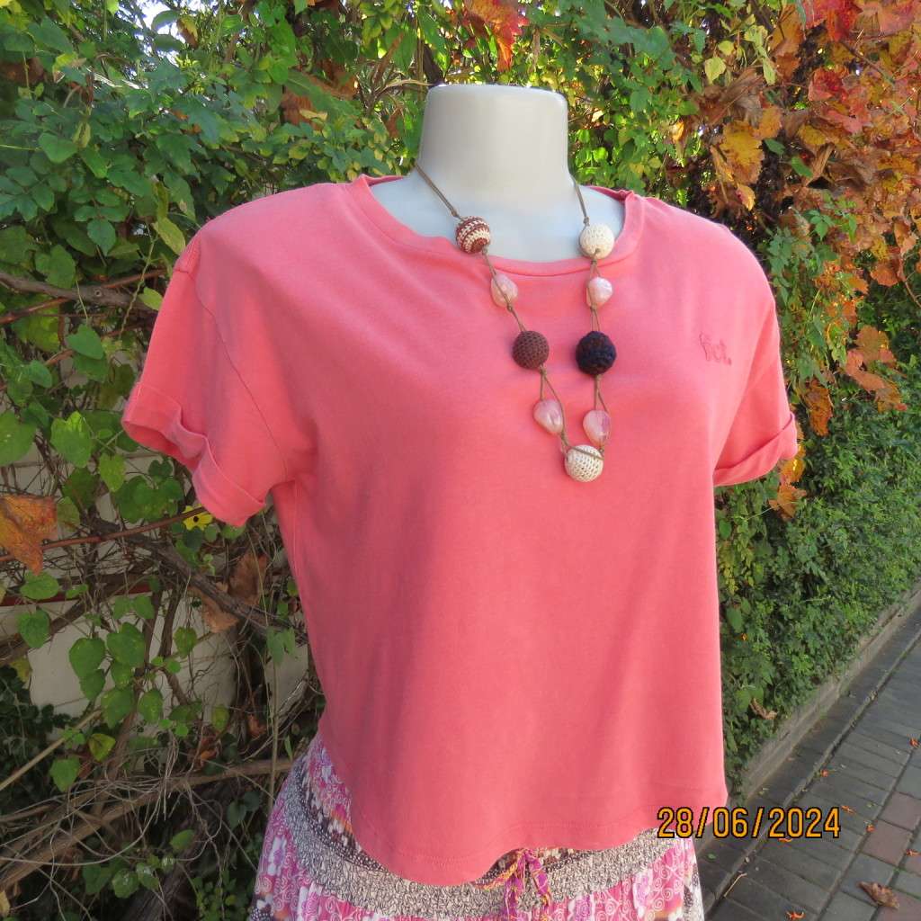 Cute crimson cropped top with capped sleeves in cotton stretch by FACTORIE. Size 36. Slip over.