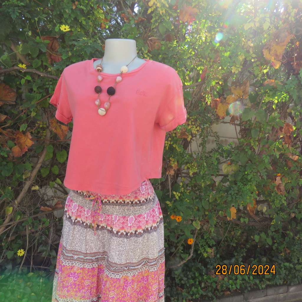 Cute crimson cropped top with capped sleeves in cotton stretch by FACTORIE. Size 36. Slip over.