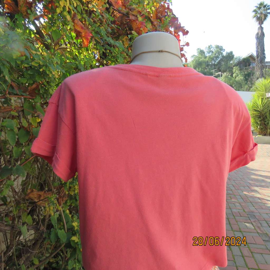 Cute crimson cropped top with capped sleeves in cotton stretch by FACTORIE. Size 36. Slip over.