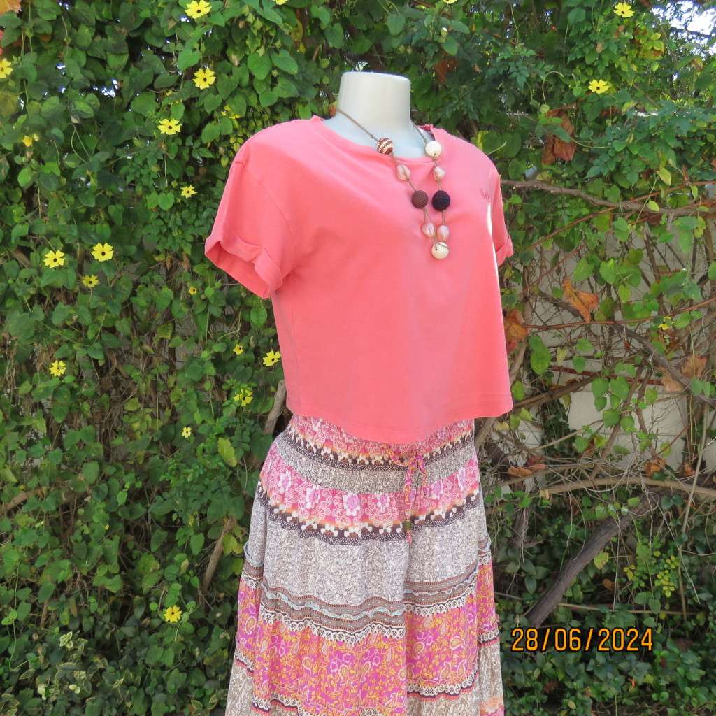 Cute crimson cropped top with capped sleeves in cotton stretch by FACTORIE. Size 36. Slip over.