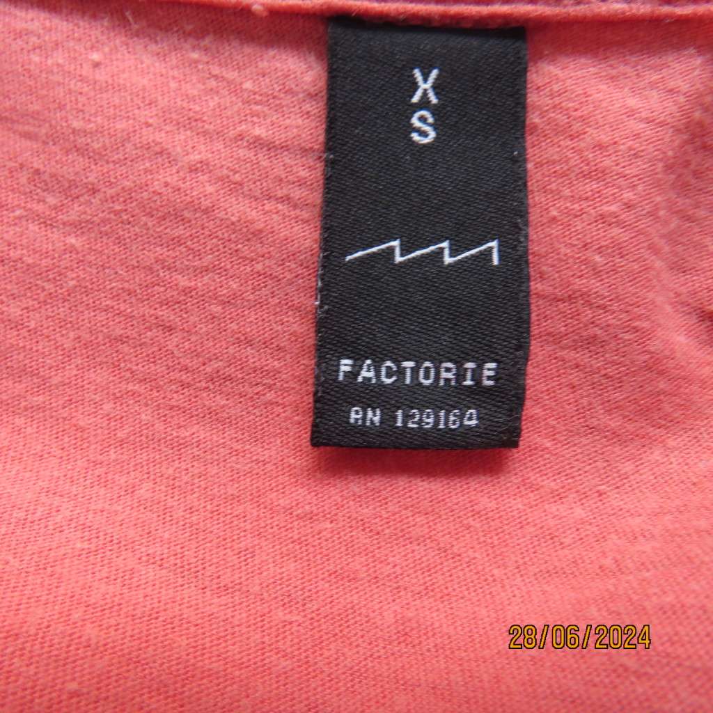 Cute crimson cropped top with capped sleeves in cotton stretch by FACTORIE. Size 36. Slip over.
