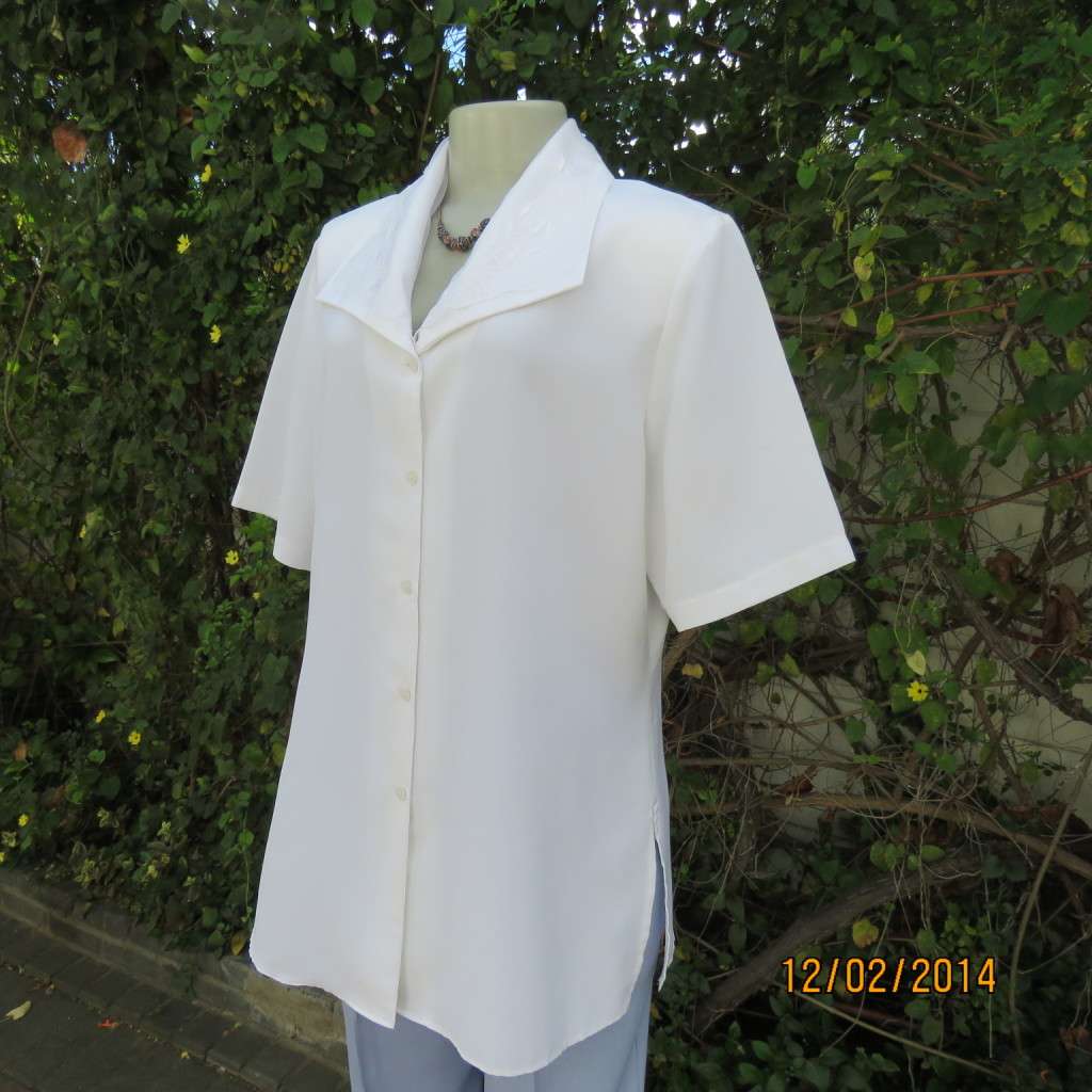 Up the luxe with this white button down top. Stunning collar with emb. organza layer.Size 40.As new