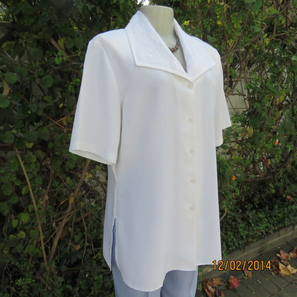 Up the luxe with this white button down top. Stunning collar with emb. organza layer.Size 40.As new