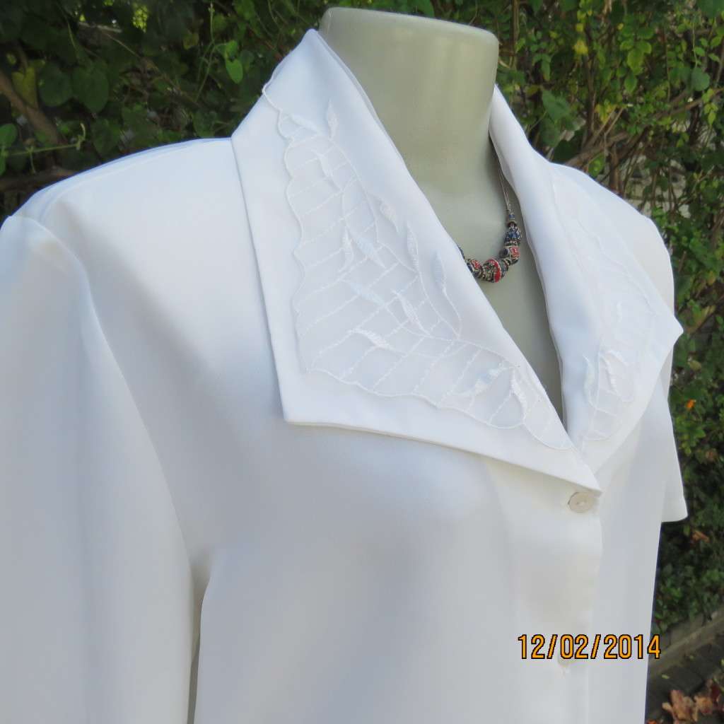 Up the luxe with this white button down top. Stunning collar with emb. organza layer.Size 40.As new