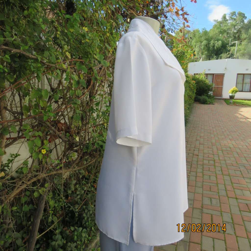 Up the luxe with this white button down top. Stunning collar with emb. organza layer.Size 40.As new
