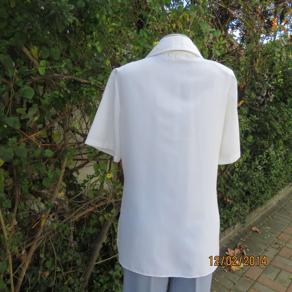 Up the luxe with this white button down top. Stunning collar with emb. organza layer.Size 40.As new