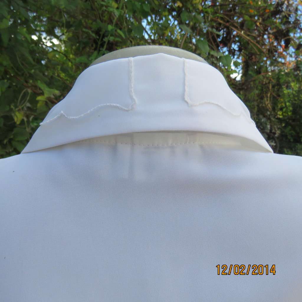 Up the luxe with this white button down top. Stunning collar with emb. organza layer.Size 40.As new