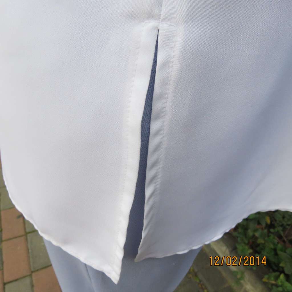 Up the luxe with this white button down top. Stunning collar with emb. organza layer.Size 40.As new