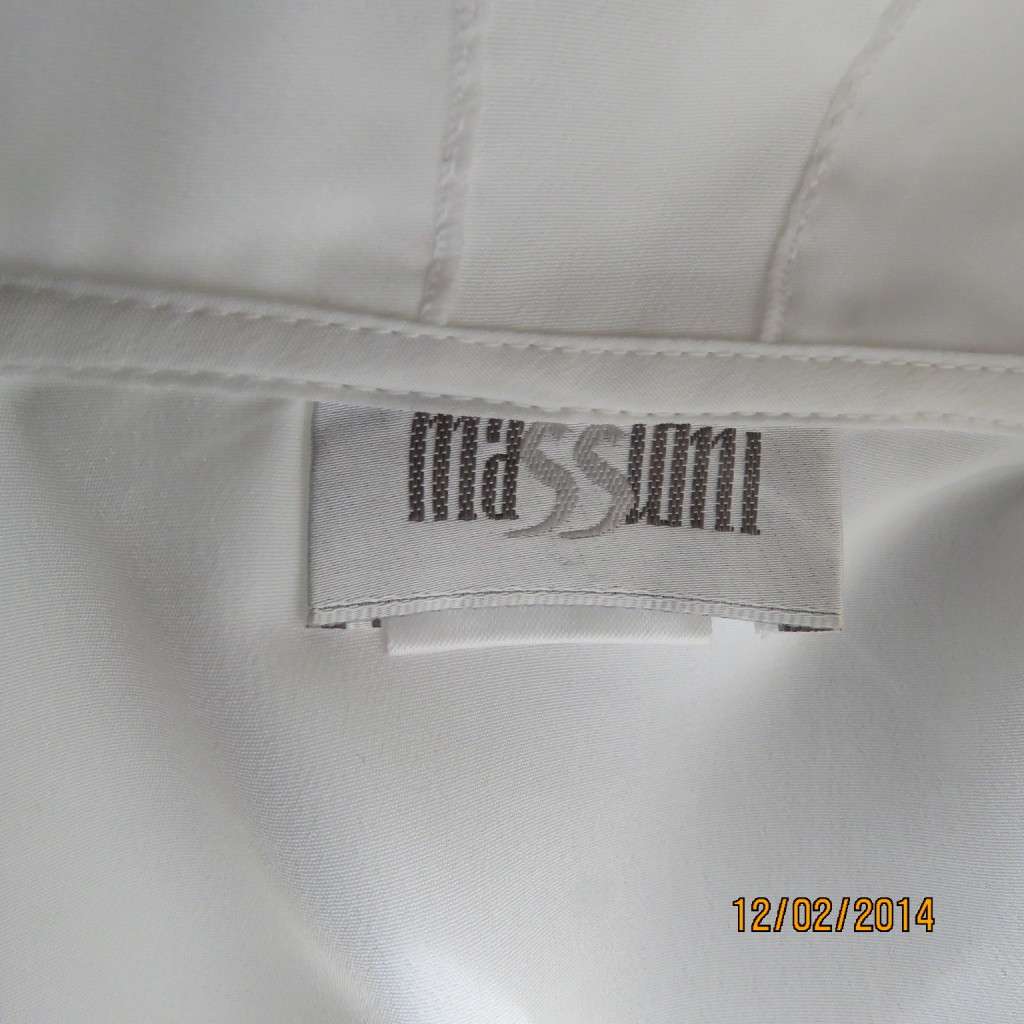 Up the luxe with this white button down top. Stunning collar with emb. organza layer.Size 40.As new