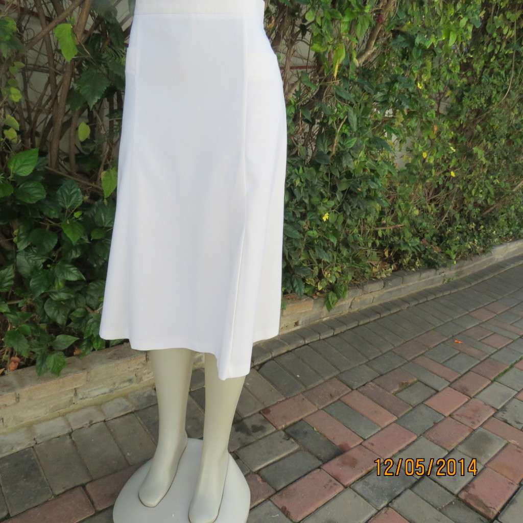 White vintage size 42 skirt Front panels with 2 narrow pleats. By PETER JAY. In very good cond.