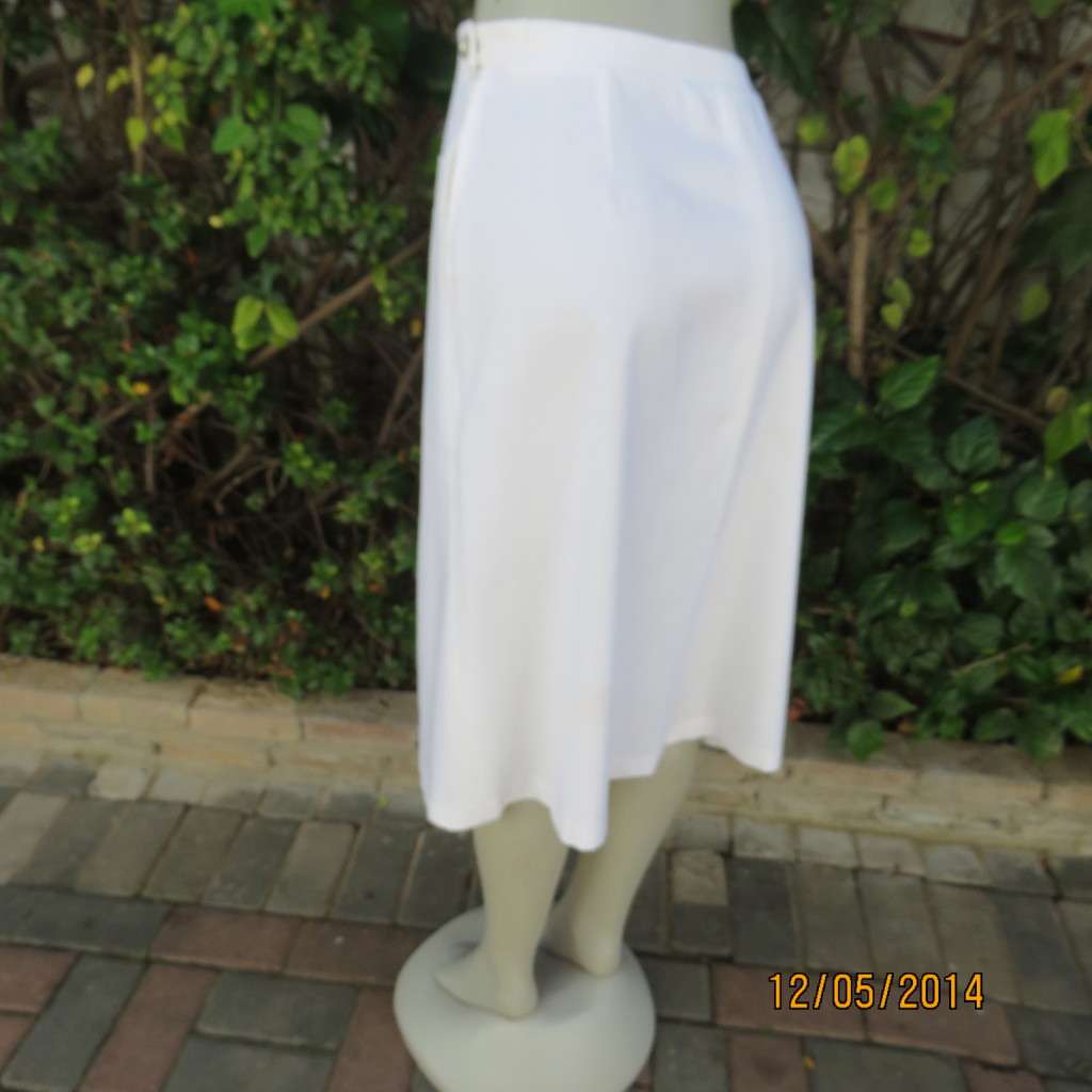 White vintage size 42 skirt Front panels with 2 narrow pleats. By PETER JAY. In very good cond.