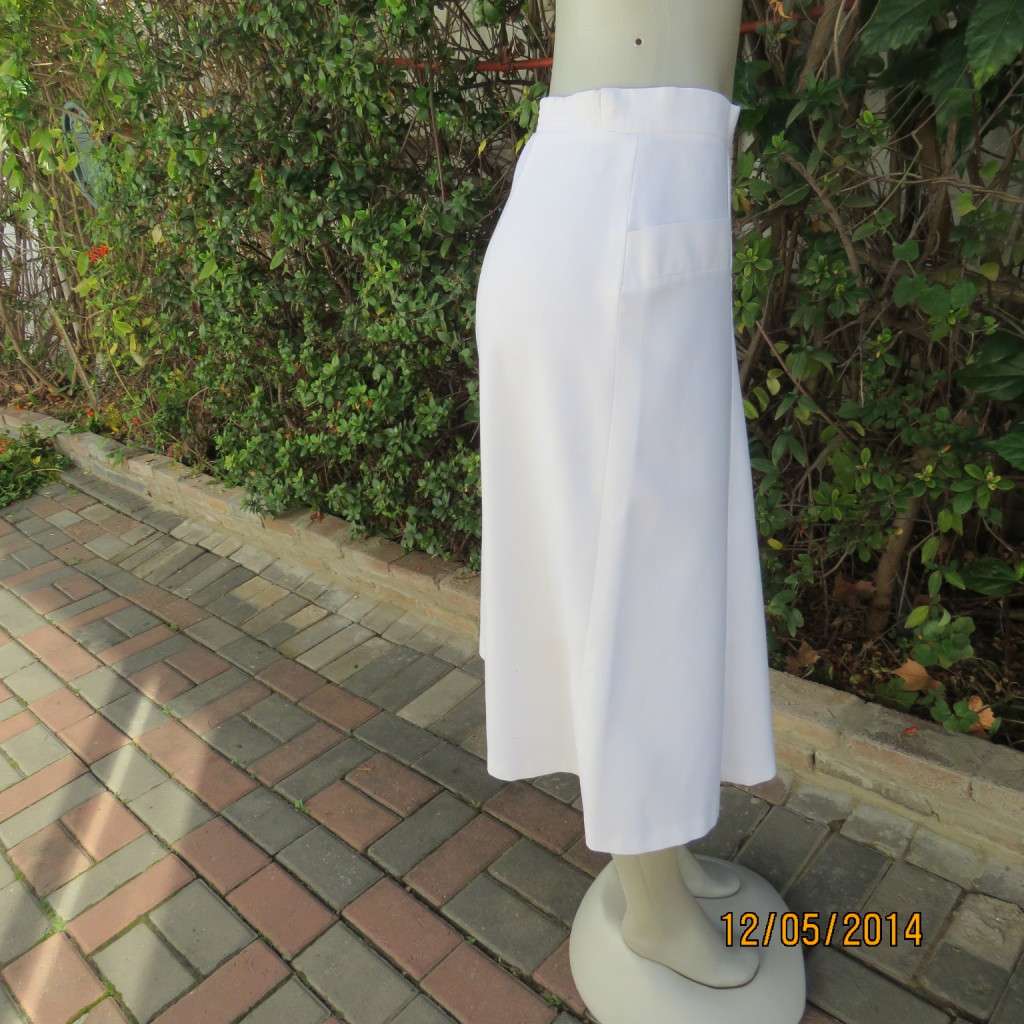 White vintage size 42 skirt Front panels with 2 narrow pleats. By PETER JAY. In very good cond.